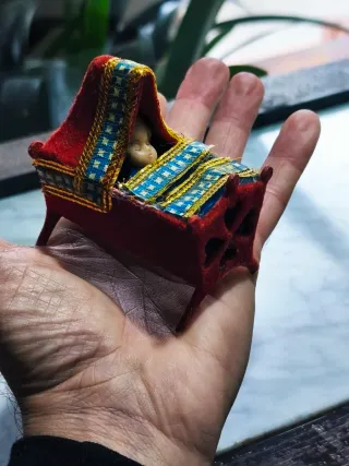 Antigua cuna casa de muñecas