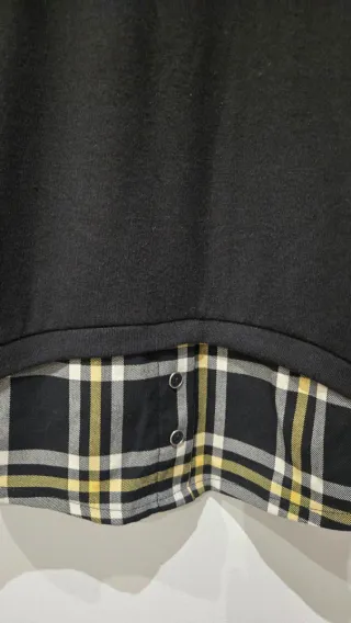 Blusa negra con cuello y bajo a cuadros