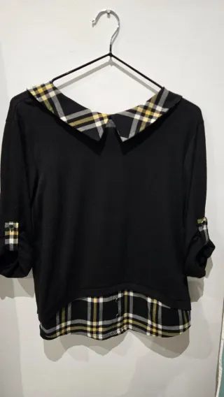 Blusa negra con cuello y bajo a cuadros