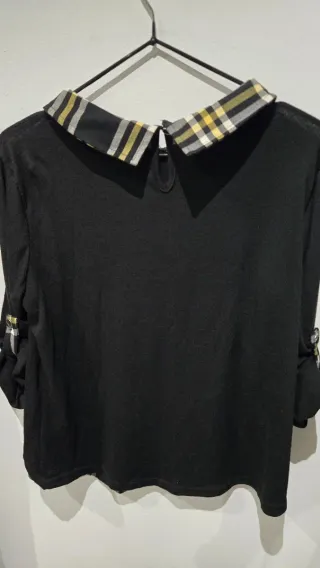 Blusa negra con cuello y bajo a cuadros