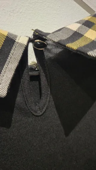 Blusa negra con cuello y bajo a cuadros