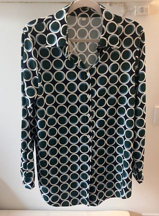 Camisa verde con círculos talla M