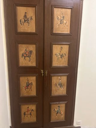 Puertas de armario antiguas con láminas