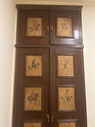 Puertas de armario antiguas con láminas