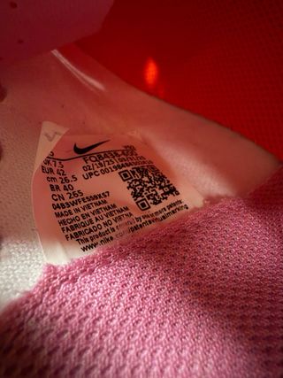 Zapatillas de fútbol Nike rosas y naranjas