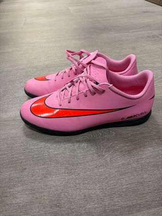 Zapatillas de fútbol Nike rosas y naranjas