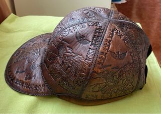 Gorra de piel con grabados andinos