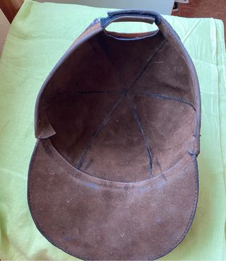 Gorra de piel con grabados andinos