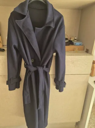 Abrigo tipo gabardina azul marino talla U