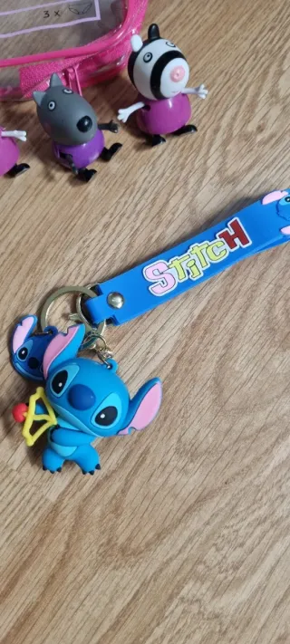 Muñecos Peppa Pig y Llavero Stitch