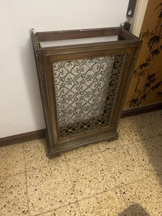 Cubre radiador de madera con tapa de mármol