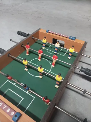 Futbolín de mesa con 2 bolas