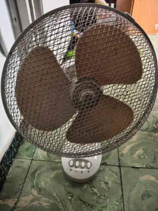 Ventilador de mesa plateado y blanco