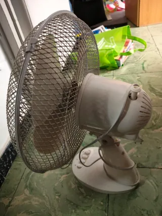 Ventilador de mesa plateado y blanco