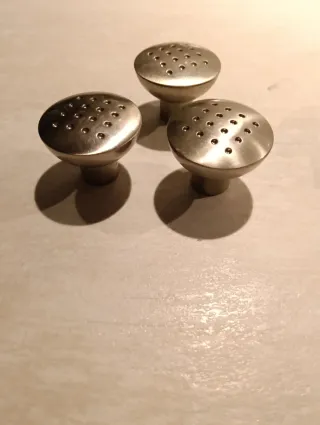 Maniglie in metallo argentato per mobili