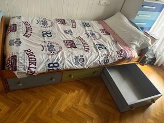 Cama y colchón individual con cajones