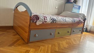 Cama y colchón individual con cajones