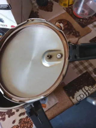 Olla a presión metálica con asa