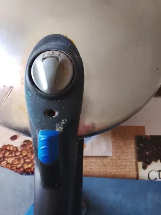 Olla a presión metálica con asa