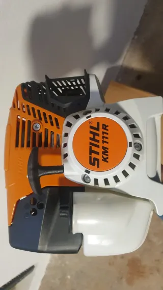 Cepillo Stihl KM 111 R y barredora KB
