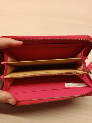 Portafoglio fucsia con zip e laccetto