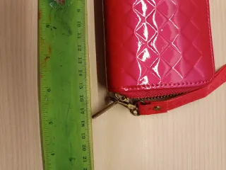 Portafoglio fucsia con zip e laccetto