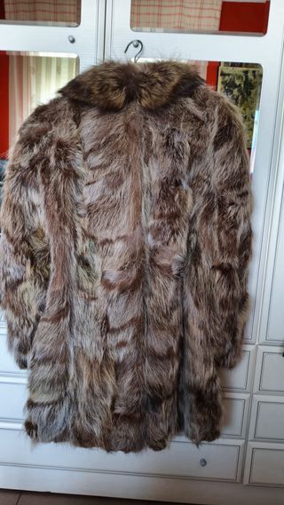 Chaquetón de piel marrón y multicolor.