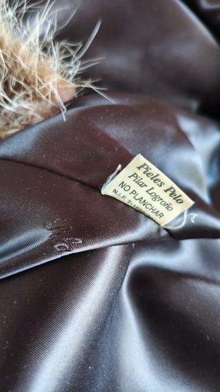 Chaquetón de piel marrón y multicolor.