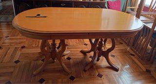 Mesa de comedor de madera