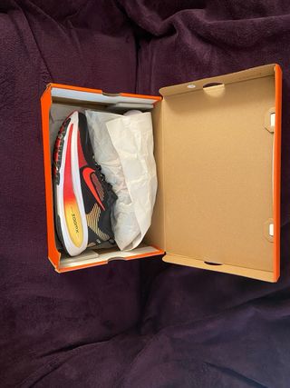 Nike Vomero 18 Talla 42.5 Negro/Rojo