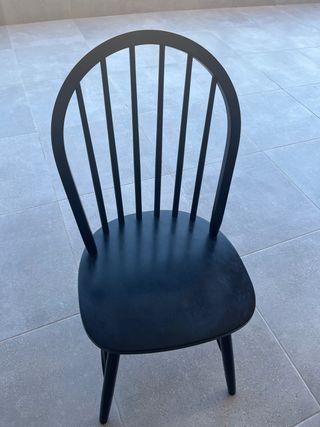Silla de madera negra