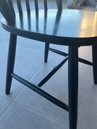 Silla de madera negra