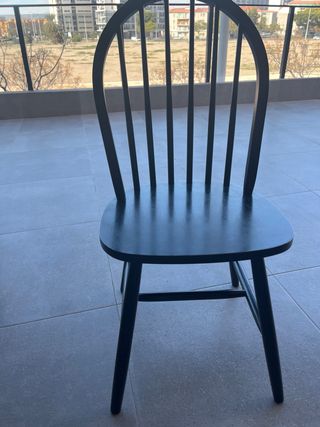 Silla de madera negra