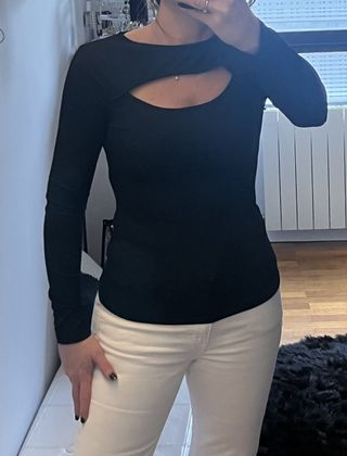 Camiseta negra con abertura en el pecho S. Nueva