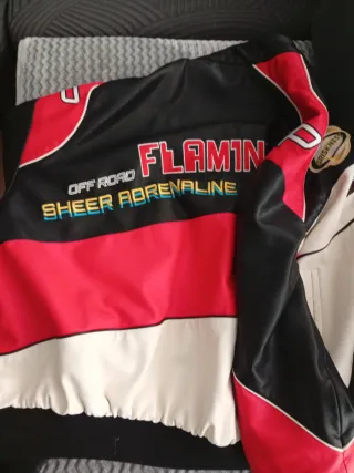 Cazadora motera negra, roja y blanca