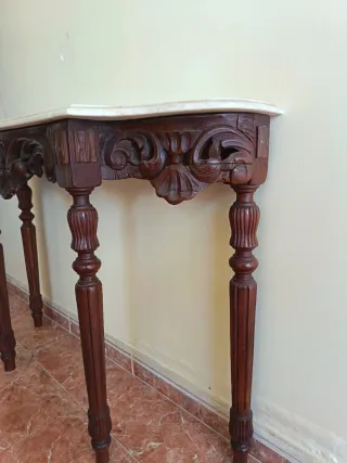 Recibidor de mármol y madera tallada