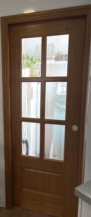 Puerta de madera con cristal