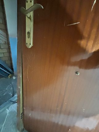 Puerta de entrada vivienda madera