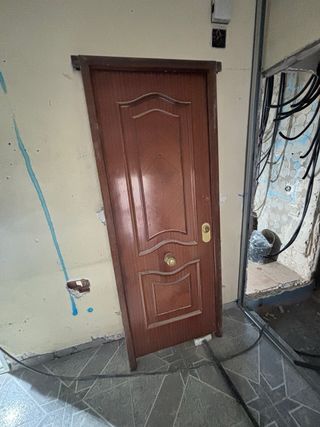 Puerta de entrada vivienda madera