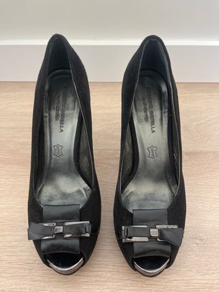 Zapatos de tacón negros con lazo