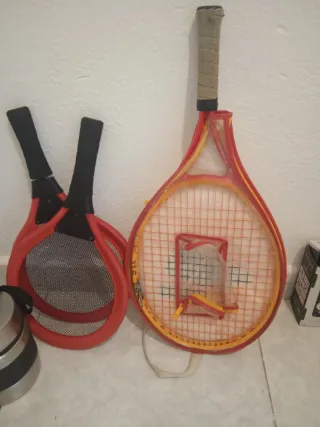 Raquetas de tenis y bádminton rojas