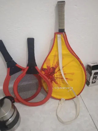 Raquetas de tenis y bádminton rojas