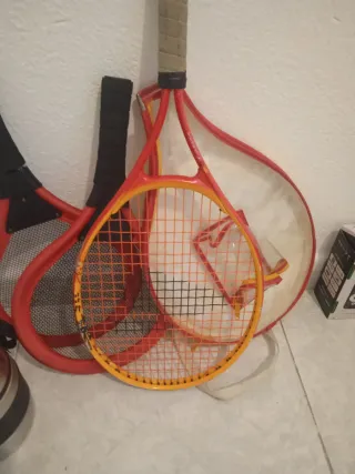 Raquetas de tenis y bádminton rojas