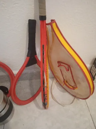 Raquetas de tenis y bádminton rojas