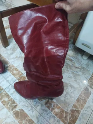 Botas altas rojas de piel