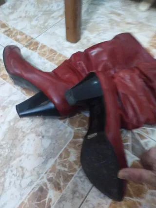 Botas altas rojas de piel