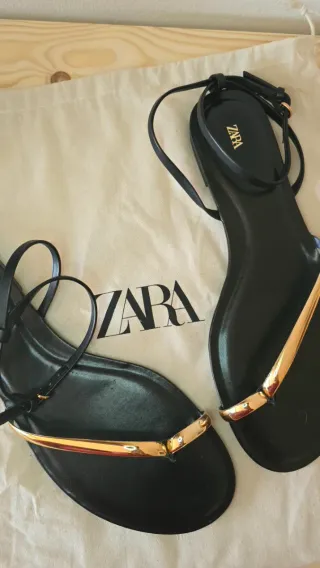 Sandalias Zara negras y doradas