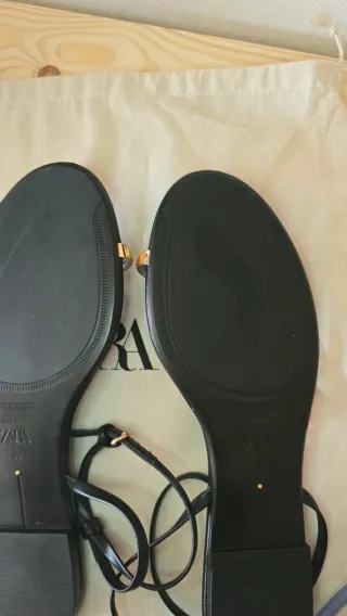 Sandalias Zara negras y doradas