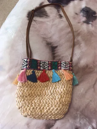 Bolso de rafia con flecos y bordado. Muy alegre .