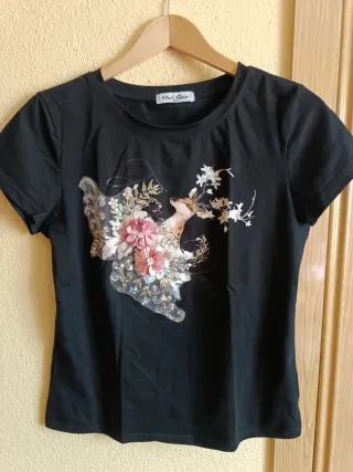 Camiseta Mei Gao negra con estampado